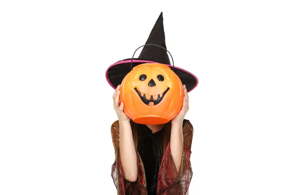 Chica joven en traje de halloween sosteniendo cubo de calabaza con cand — Foto de Stock