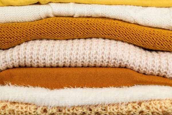 Υπόβαθρο διπλωμένα πολύχρωμα πουλόβερ — Φωτογραφία Αρχείου