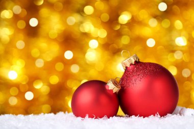 Beyaz karlı, bulanık arkaplanlı Noel mücevherleri