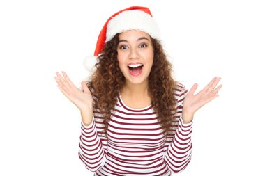 Beyaz arka planda izole edilmiş Noel Baba şapkalı güzel bir Amerikalı kadın.