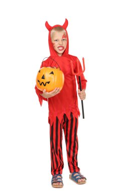 Cadılar Bayramı kostümü giymiş, beyaz sırtında balkabağı kovası olan genç bir çocuk.