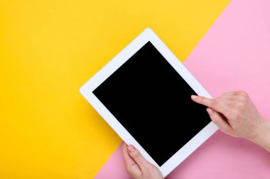 Renkli arka planda kadın ellerde Tablet bilgisayar