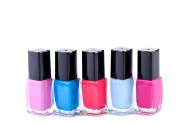 Beyaz arka planda izole tırnak cilası şişeleri