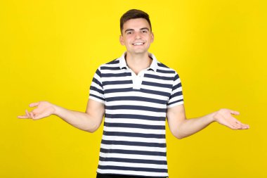 Sarı arka plandaki genç adam.