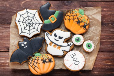 Cadılar Bayramı gingerbread çerezleri kahverengi ahşap tablo