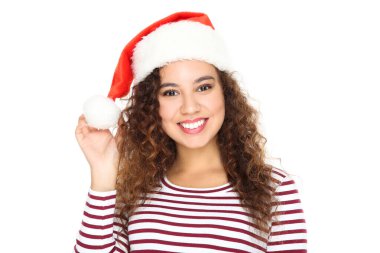 Noel Baba şapkalı güzel Amerikalı kadın, beyaz sırtında izole edilmiş.