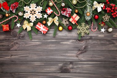 Tahta masadaki oyuncaklarla Noel ağacı dalları