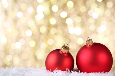 Beyaz karlı, bulanık arkaplanlı Noel mücevherleri