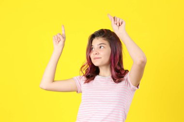 Güzel genç kız sarı zemin üzerine