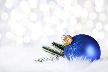 Bulanık arkaplanda köknar ağacı dalları olan bir Noel mücevheri