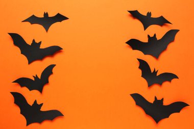 Turuncu arka plan üzerinde kağıt halloween yarasalar