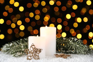 Yıldızlı Noel mumları ve bulanık ba üzerinde köknar ağacı dalları