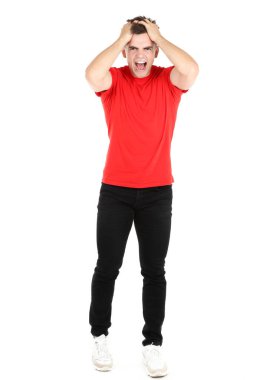 Beyaz arka planda kızgın genç bir adam
