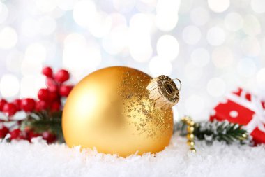 Kırmızı böğürtlenli Noel mücevheri ve bulanık sırt çantasıyla