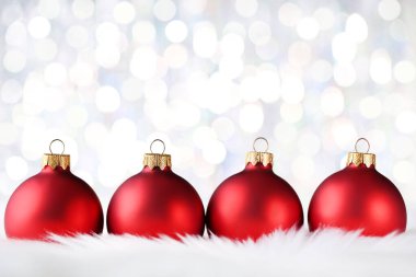 Bulanık arkaplanda kırmızı Noel mücevherleri