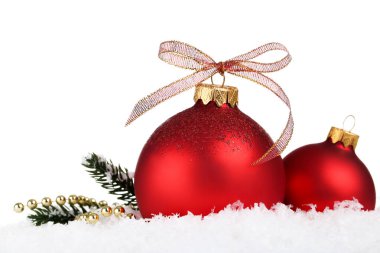 Noel baubles ile köknar ağacı dalları beyaz arka plan üzerinde