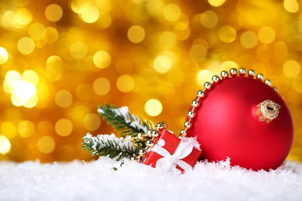 Boule de Noël avec boîte cadeau et branche de sapin sur ba floue — Photo