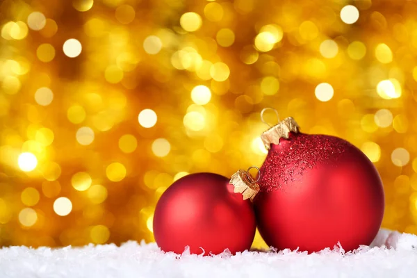 Boules de Noël avec neige blanche sur fond flou — Photo