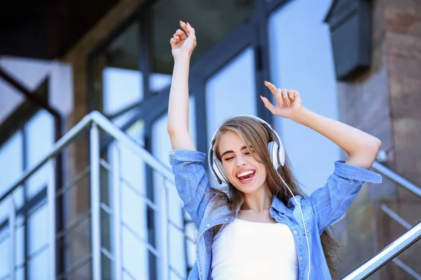 Jeune belle fille écoute de la musique avec écouteurs — Photo