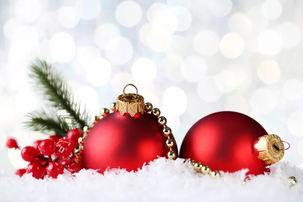 Kerstmis kerstballen met rode bessen en kralen op wazig backgrou — Stockfoto