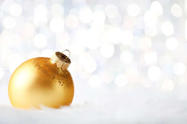 Natal bugiganga dourada no fundo borrado — Fotografia de Stock