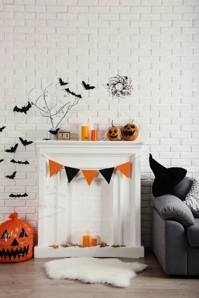 Декорации к Хэллоуину на белом камине с апельсинами — стоковое фото