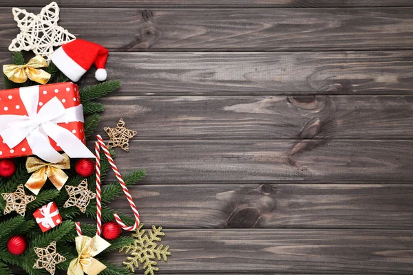 木製のテーブルの上におもちゃやギフトボックスとクリスマスツリーの枝 — ストック写真