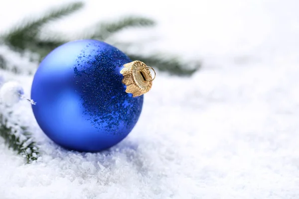 Χριστουγεννιάτικο στολίδι με κλαδιά ελάτης σε λευκό χιόνι — Φωτογραφία Αρχείου