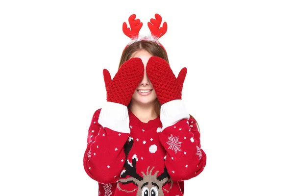 Красива жінка в різдвяному светрі, рукавичках, червоних рогах і — стокове фото