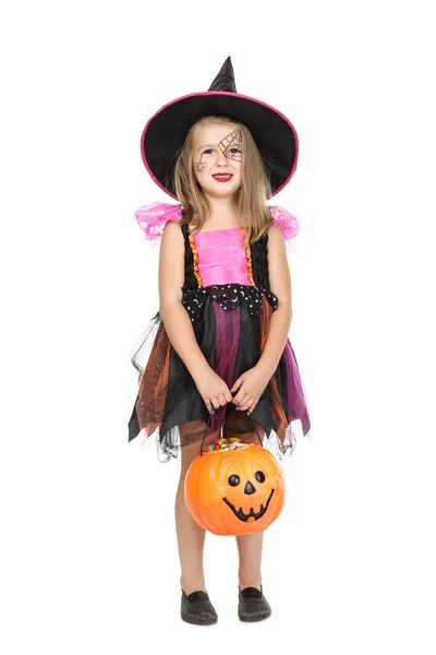 Jong meisje in Halloween kostuum houden pompoen emmer met cand — Stockfoto