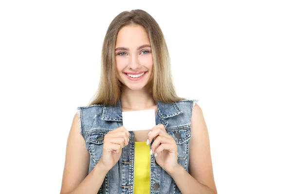 Giovane donna in possesso di biglietto da visita vuoto su sfondo bianco — Foto Stock