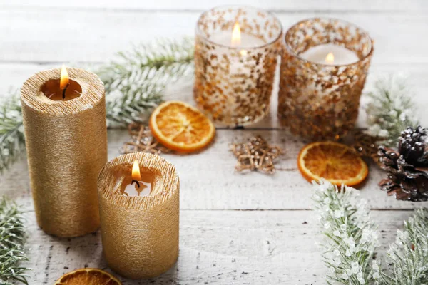Рождественские свечи с сухими апельсинами, звездами и елками — стоковое фото