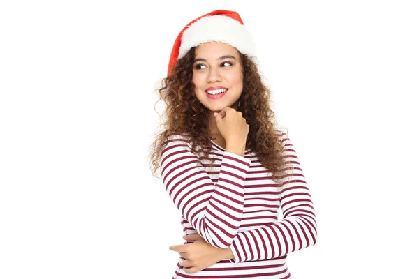 Beyaz arka planda izole edilmiş Noel Baba şapkalı güzel bir Amerikalı kadın. — Stok fotoğraf