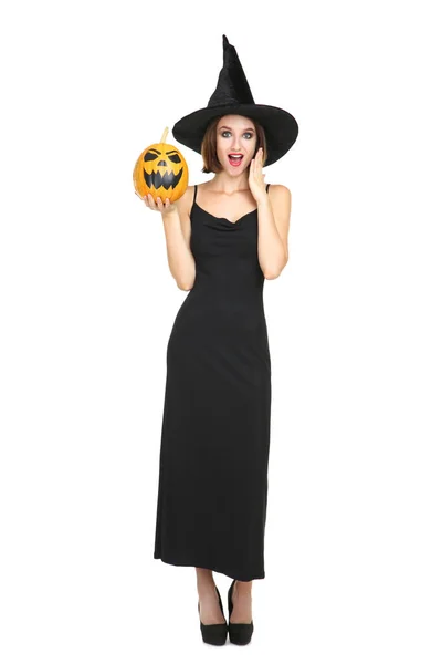 Joyeux jeune femme en costume noir tenant citrouille halloween sur — Photo