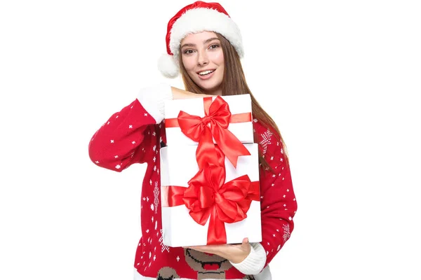 Красива жінка в різдвяному светрі, капелюсі Санти і тримає — стокове фото