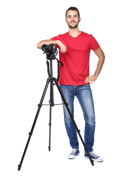 Ung fotograf med kamera på stativ isolerad på vit bakgrund — Stockfoto