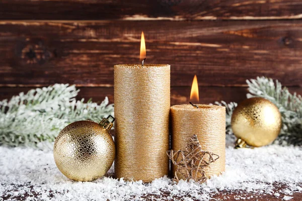 Değerli Noel mumları, yıldız ve köknar ağacı dalları