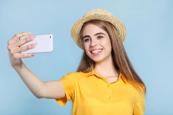 Young beautiful girl making selfie on smartphone — Stock Photo, Image