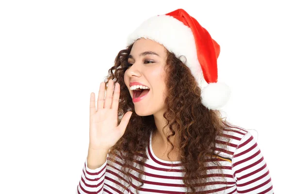 Прекрасна американська жінка в Санта капелюх кричить на білому фоні — стокове фото