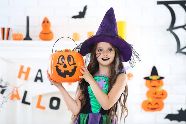 Bella ragazza in costume di Halloween che tiene secchio di zucca — Foto Stock