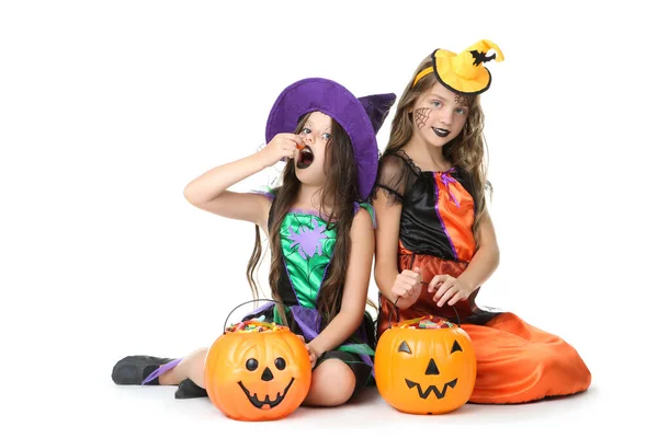 Two young girls in halloween costumes with pumpkin buckets on wh — Stock Photo, Image