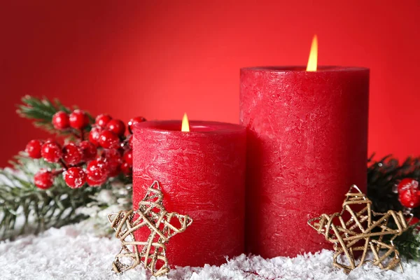 Рождественские свечи с декоративными звездами и елочными ветвями на — стоковое фото
