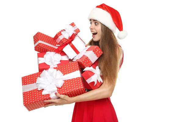 Bella donna che indossa il cappello di Babbo Natale e che tiene scatole regalo su whit — Foto Stock