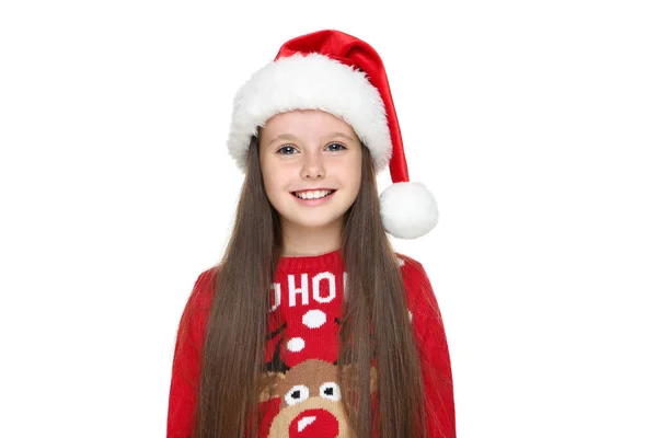 Маленька дівчинка в різдвяному светрі і капелюсі ізольована на білому тлі — стокове фото