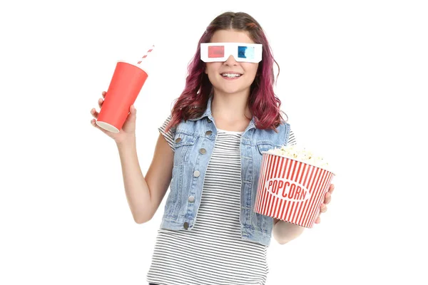 Junges Mädchen in Gläsern mit Eimer mit Popcorn und Pappbecher — Stockfoto