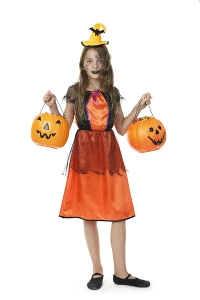 Mooi meisje in halloween kostuum met pompoen emmers op whit — Stockfoto