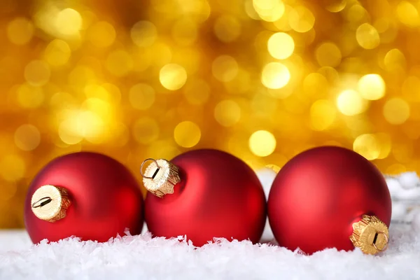 Kerstballen met witte sneeuw op wazige achtergrond — Stockfoto