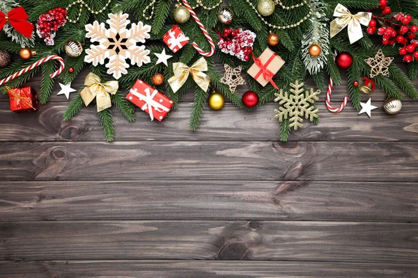 Karácsonyfa ágak játékokkal a fa asztalon — Stock Fotó