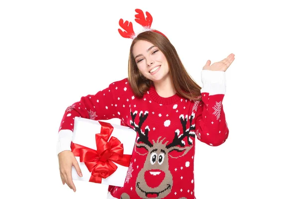 Красива жінка в різдвяному светрі і тримає подарункову коробку — стокове фото