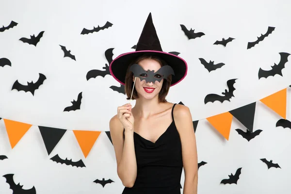 Jovem feliz em traje de Halloween com morcegos de papel e bandeiras — Fotografia de Stock